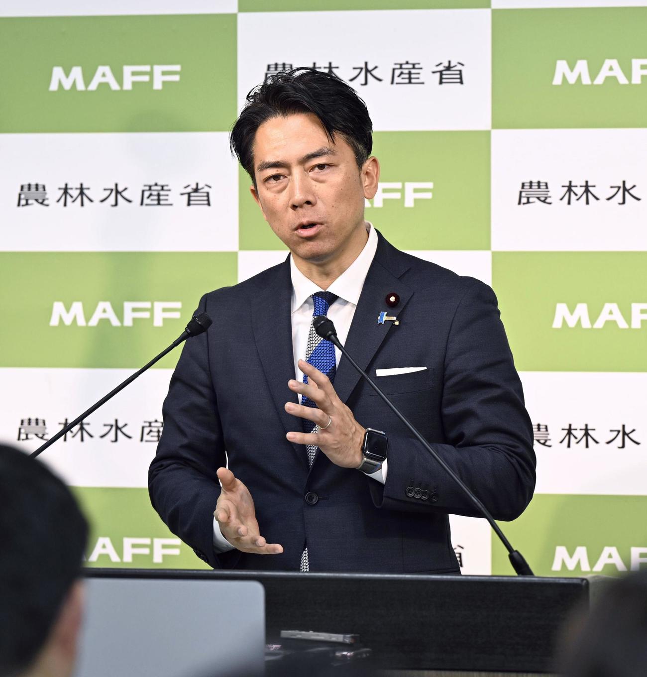 全国地方新聞社連合会の合同会見で話す小泉農相（共同）