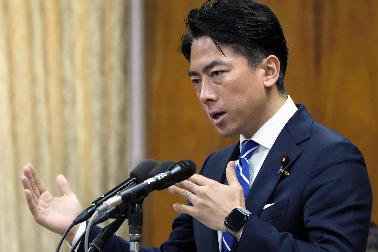 衆院農林水産委で、立憲民主党の野田代表の質問に答弁する小泉農相（共同）