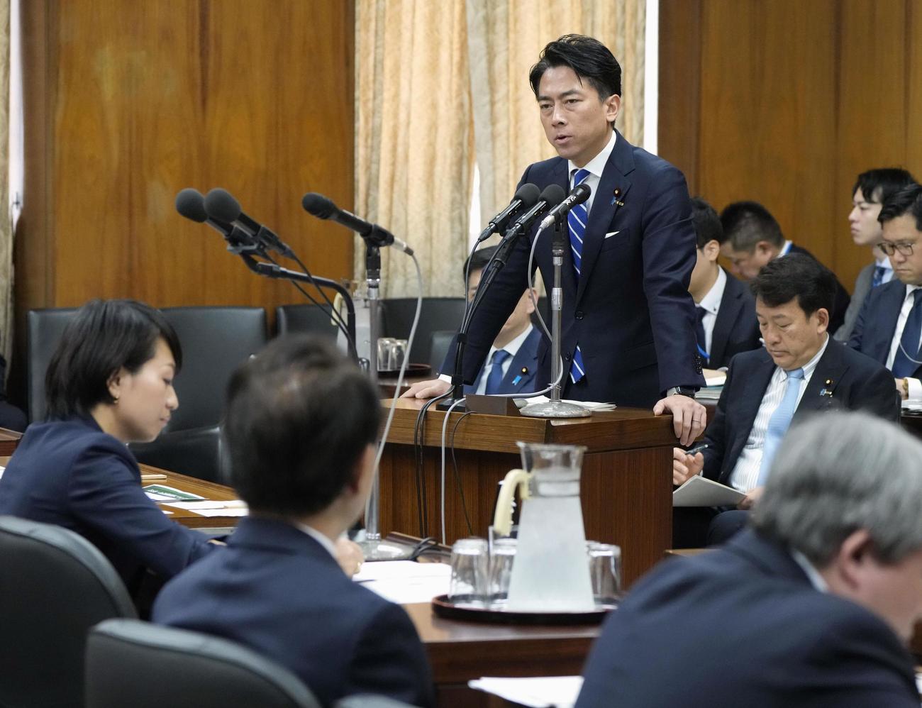 衆院農林水産委で答弁する小泉農相（共同）