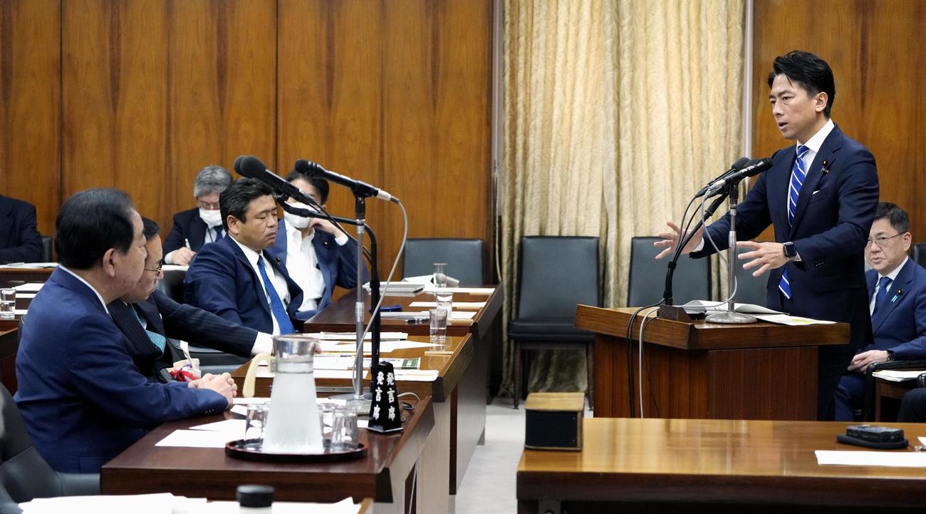 衆院農林水産委で、立憲民主党の野田代表（左）の質問に答弁する小泉農相（共同）