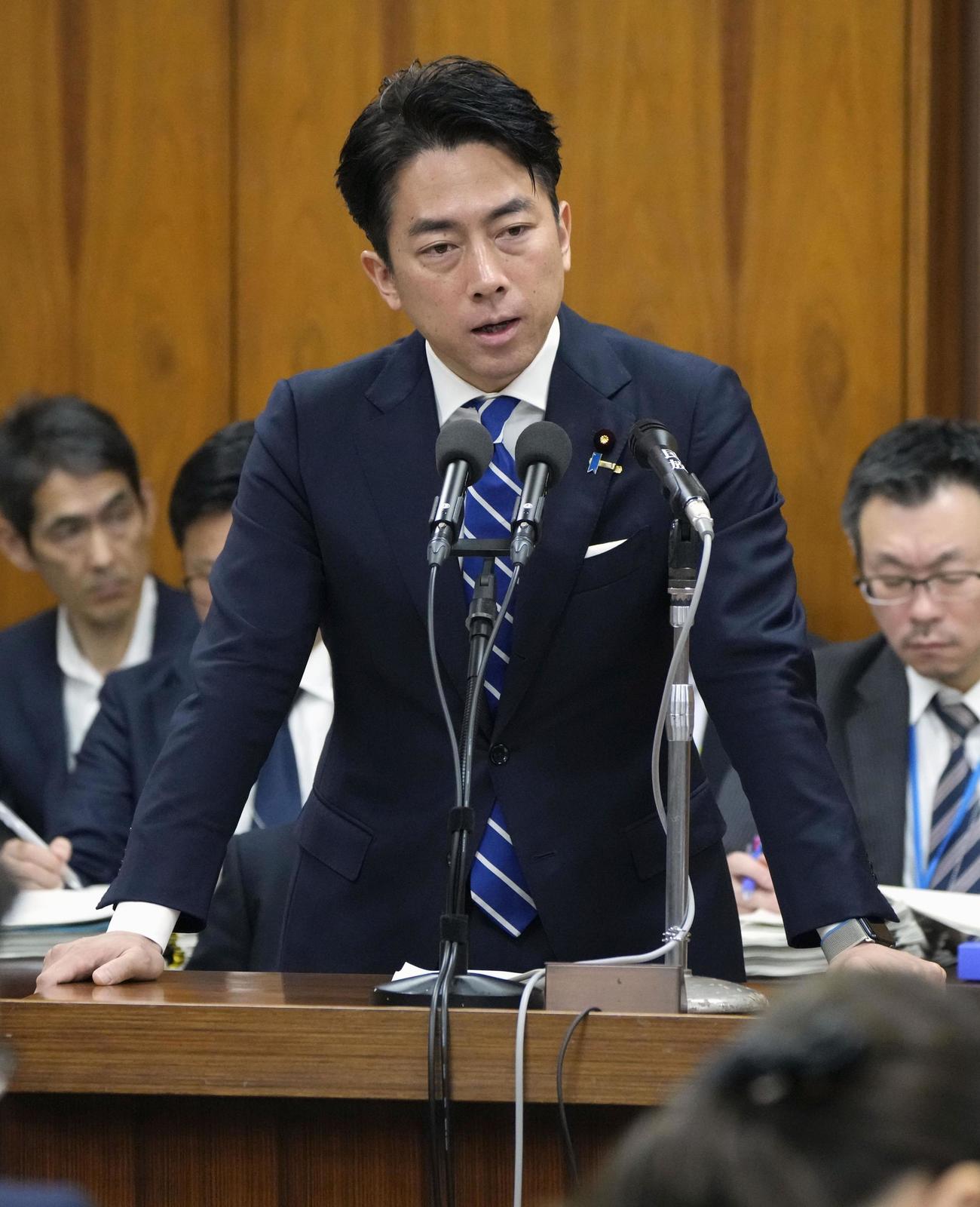 衆院農林水産委で答弁する小泉農相（共同）