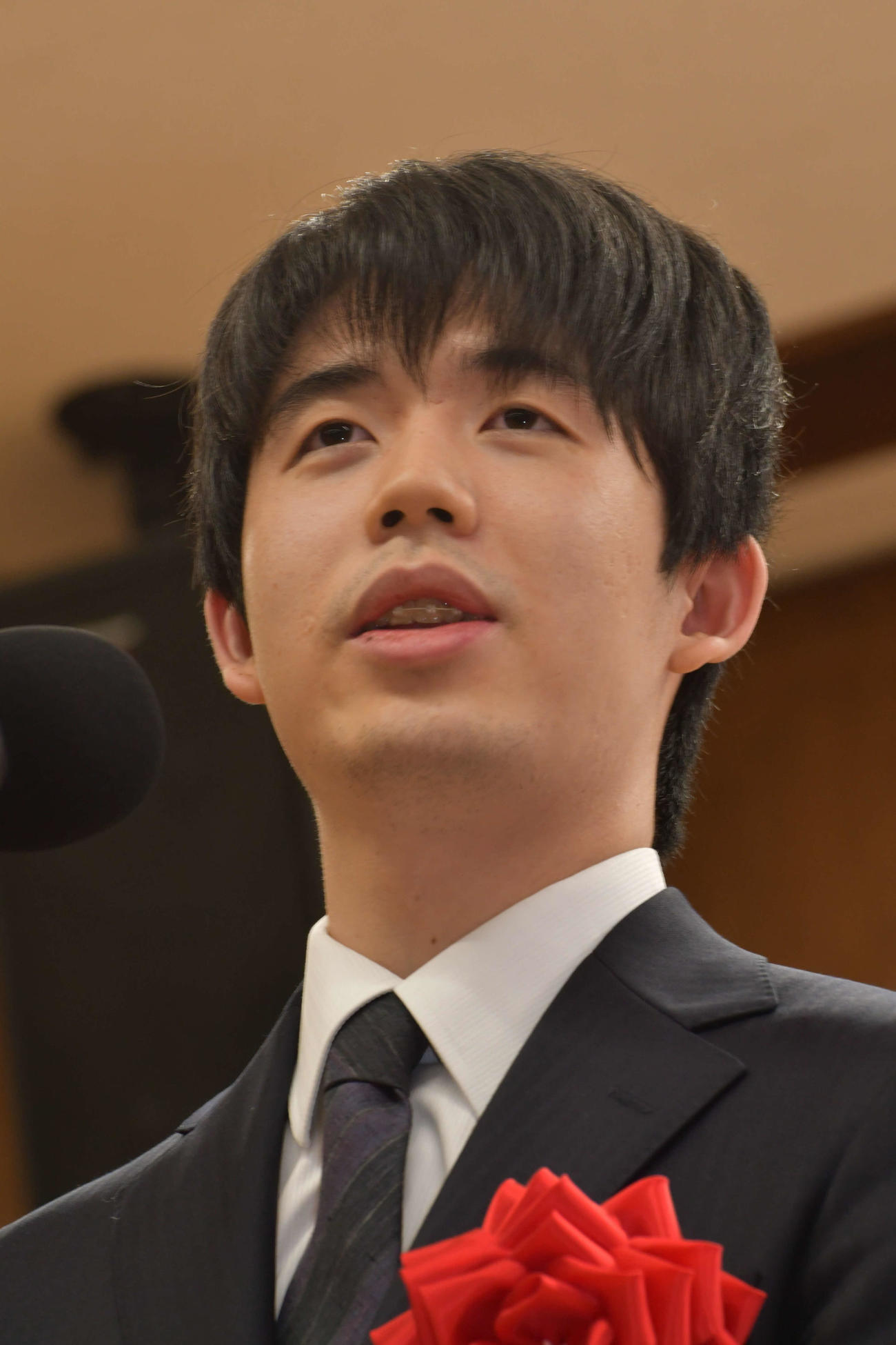 名人戦第5局前夜祭で対局への抱負を述べる藤井聡太名人