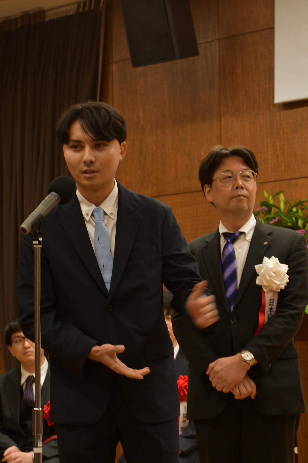 故渡辺徹さんの次男で俳優の渡辺拓弥（左）は森下卓九段からのサプライズ紹介で前夜祭のステージに登壇