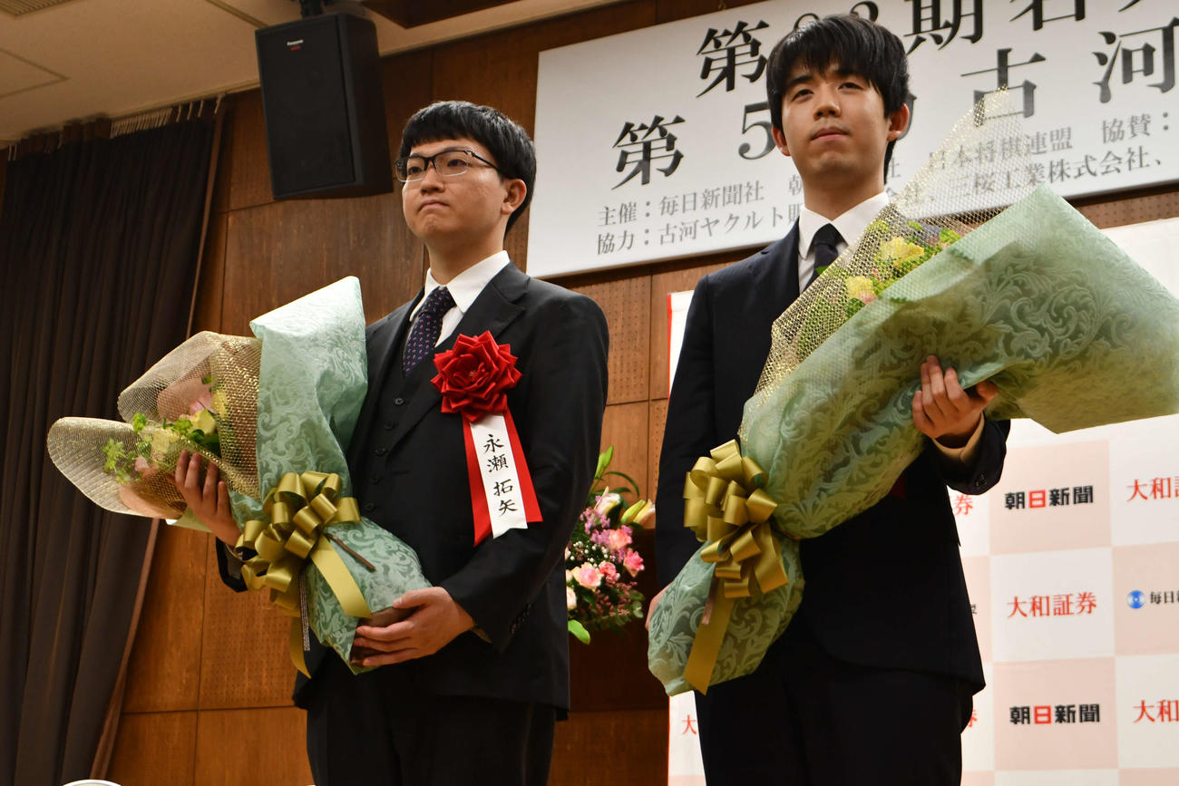 5月28日、名人戦第5局の前夜祭で花束を贈呈された永瀬拓矢九段（左）と藤井聡太名人
