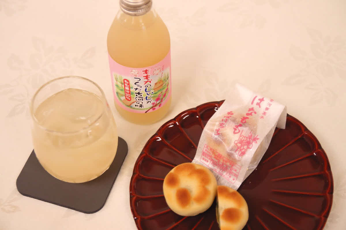 藤井聡太名人の初日午前のおやつは焼き菓子「はなもも」と桃果汁を使ったドリンク「ももかのじぃじがつくった古河の味」（日本将棋連盟提供）