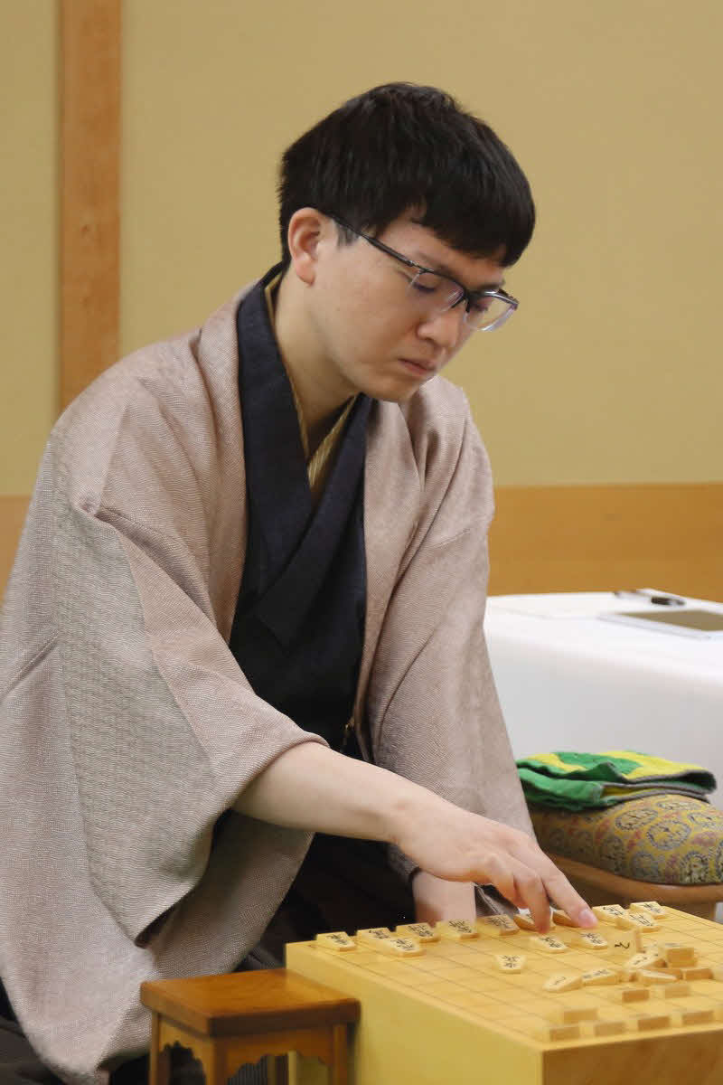 第4局に続いて連勝を目指す挑戦者の永瀬拓矢九段（日本将棋連盟提供）