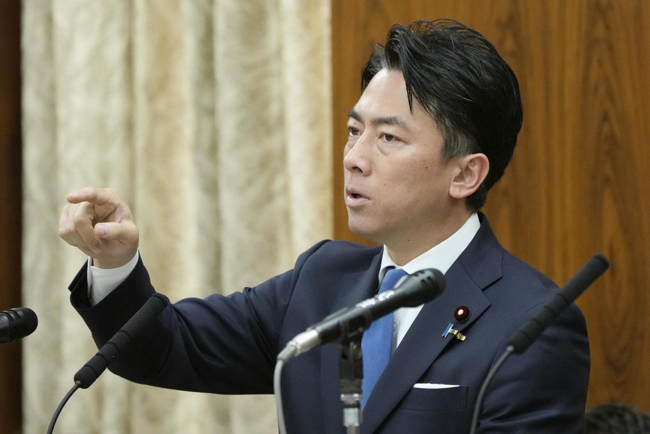 参院農林水産委で答弁する小泉進次郎農相（共同）