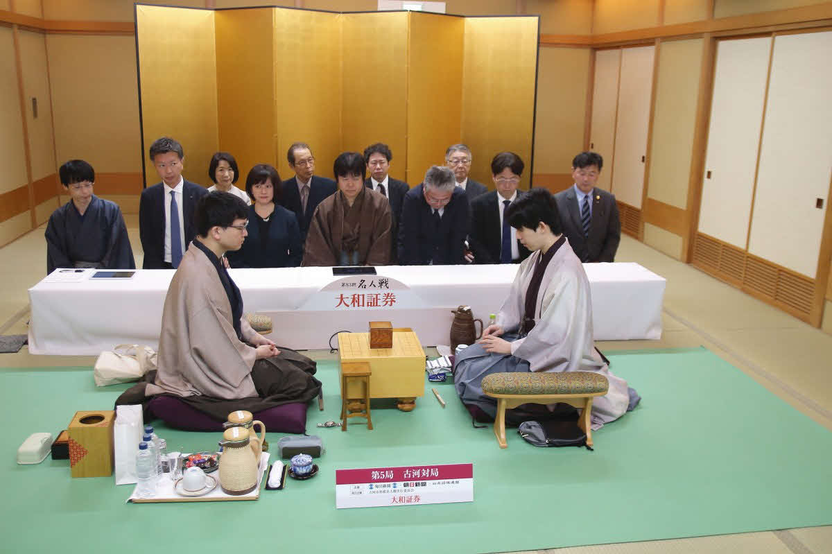 名人戦第5局は挑戦者永瀬拓矢九段（左）の先手で対局開始（右は藤井聡太名人、日本将棋連盟提供）