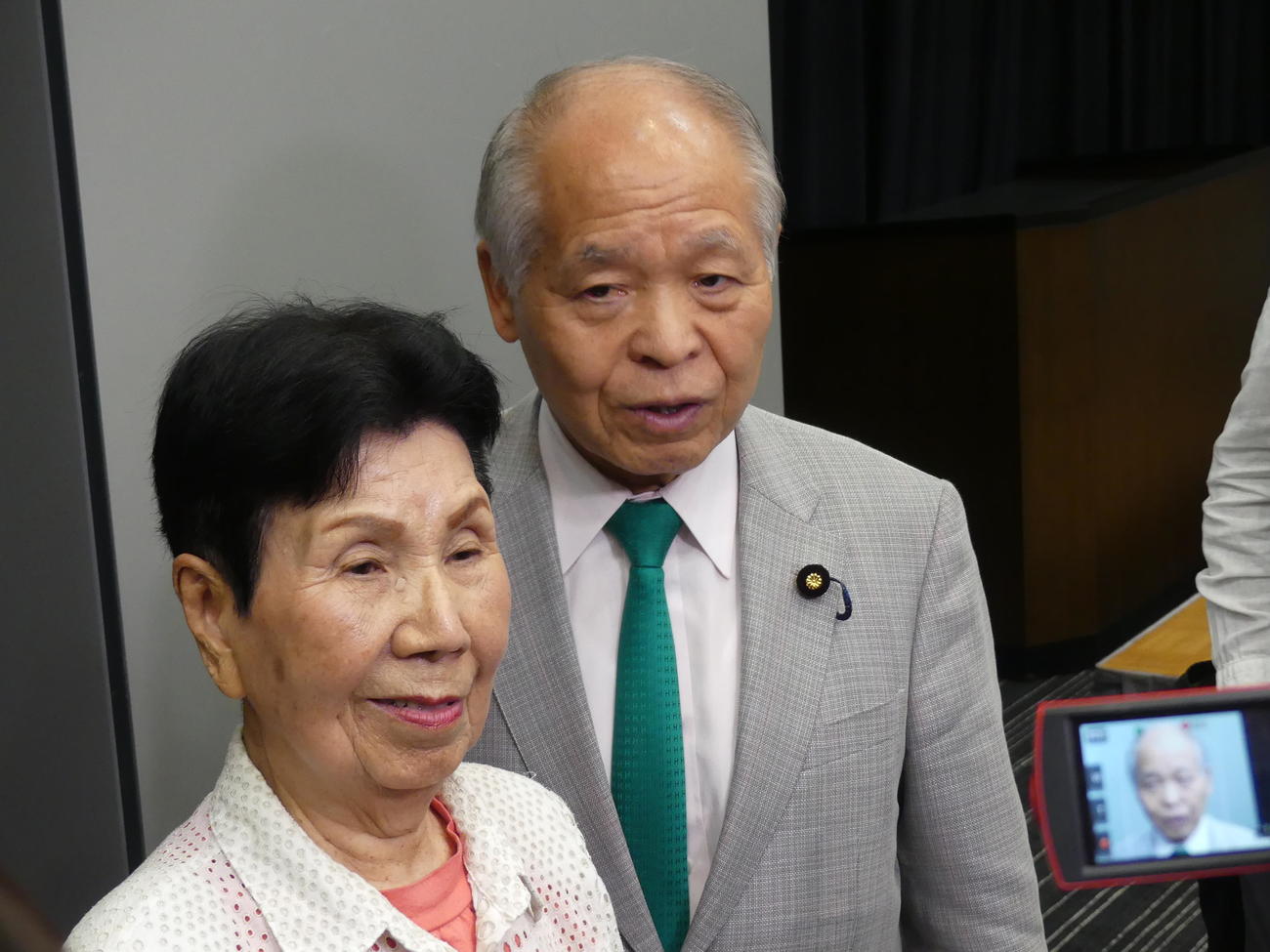 鈴木法相からの謝罪について報道陣の取材に応じる袴田巌さんの姉ひで子さん（左）と鈴木宗男参院議員（撮影・中山知子）