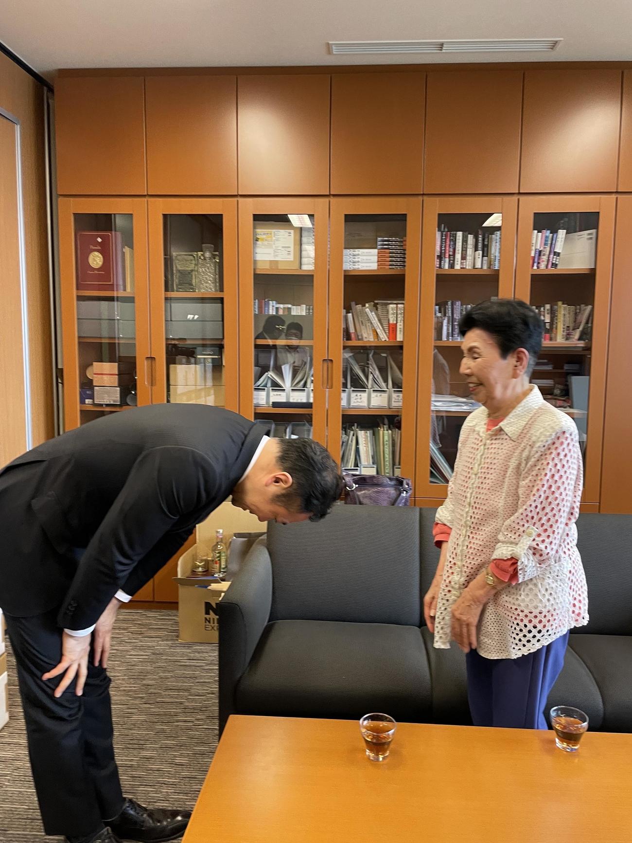 鈴木宗男参院議員の事務所で、袴田巌さんの姉ひで子さんに頭を下げて謝罪する鈴木馨祐法相（鈴木宗男事務所提供）