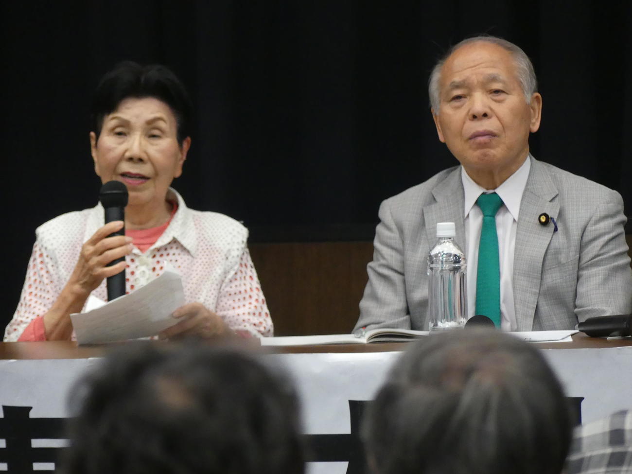 国会内で開かれた「新党大地」の会合で同席する袴田巌さんの姉ひで子さん（左）と鈴木宗男参院議員（撮影・中山知子）