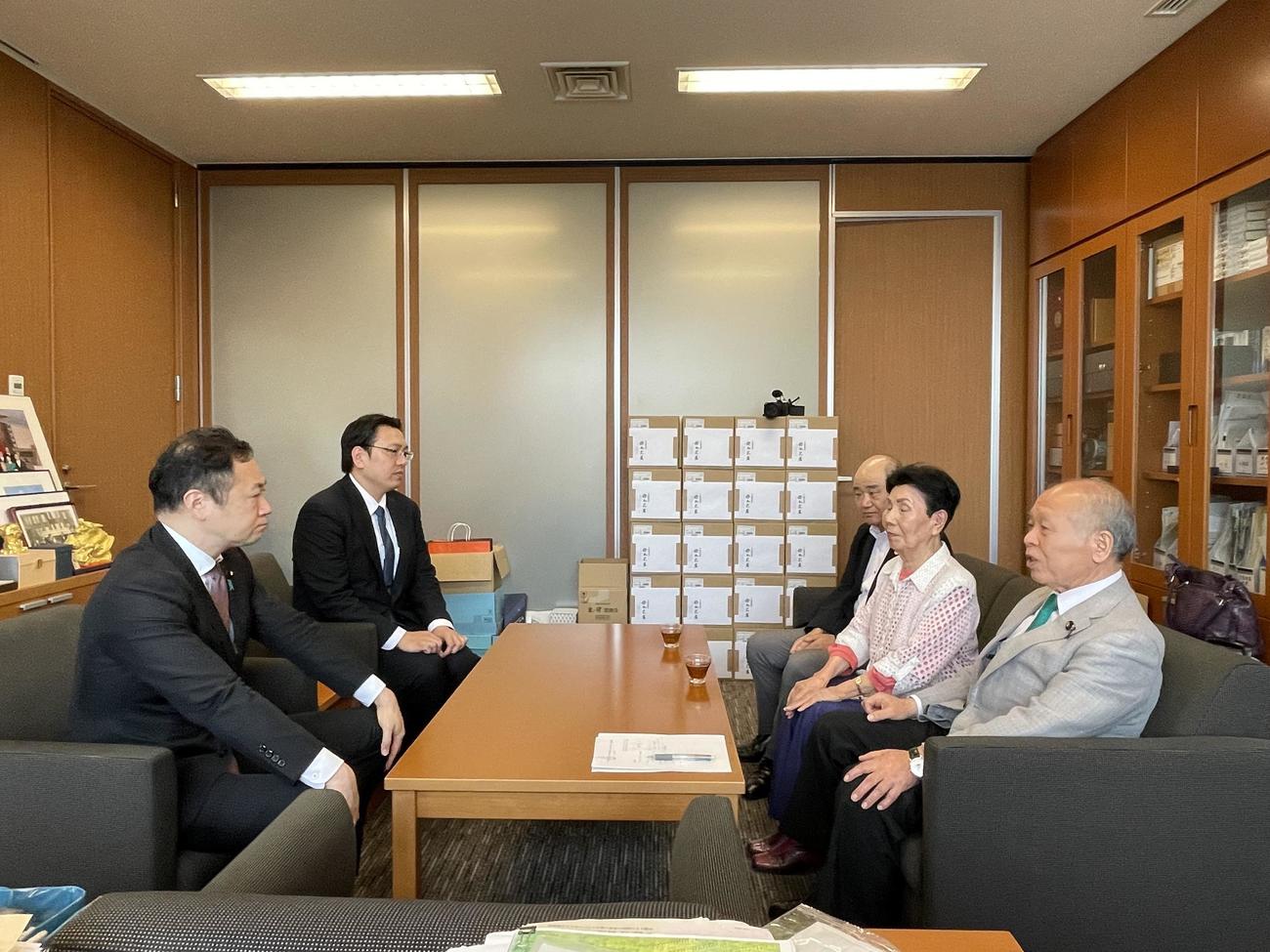 鈴木宗男参院議員の事務所で、袴田巌さんの姉ひで子さんらと面会する鈴木馨祐法相（左手前）（鈴木宗男事務所提供）