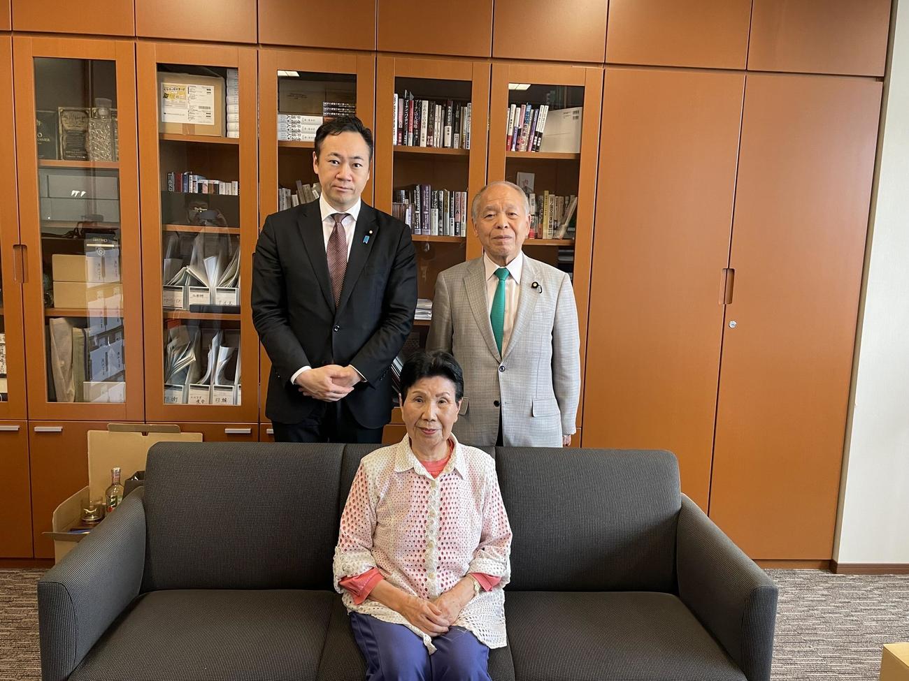 鈴木宗男参院議員（後列右）の事務所で、袴田巌さんの姉ひで子さんと面会する鈴木馨祐法相（後列左）（鈴木宗男事務所提供）
