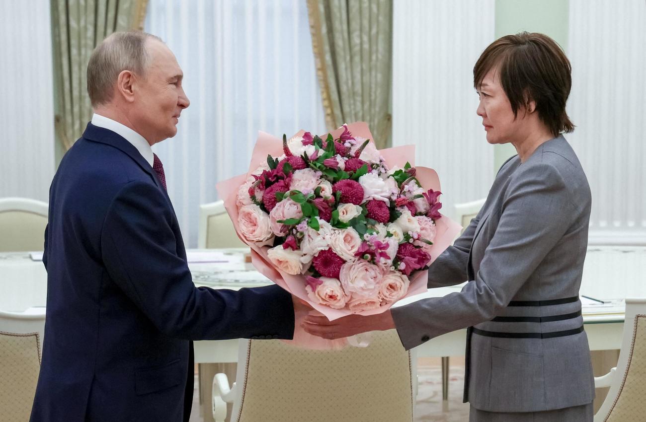 プーチン大統領から花束を受け取る安倍昭恵さん（スプートニク提供＝ロイター）