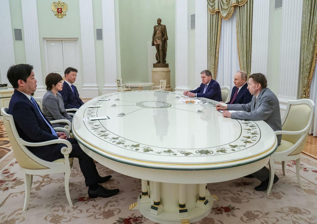 プーチン大統領（右か2人目）と言葉を交わす安倍昭恵さん（左から2人目）（スプートニク提供＝ロイター）