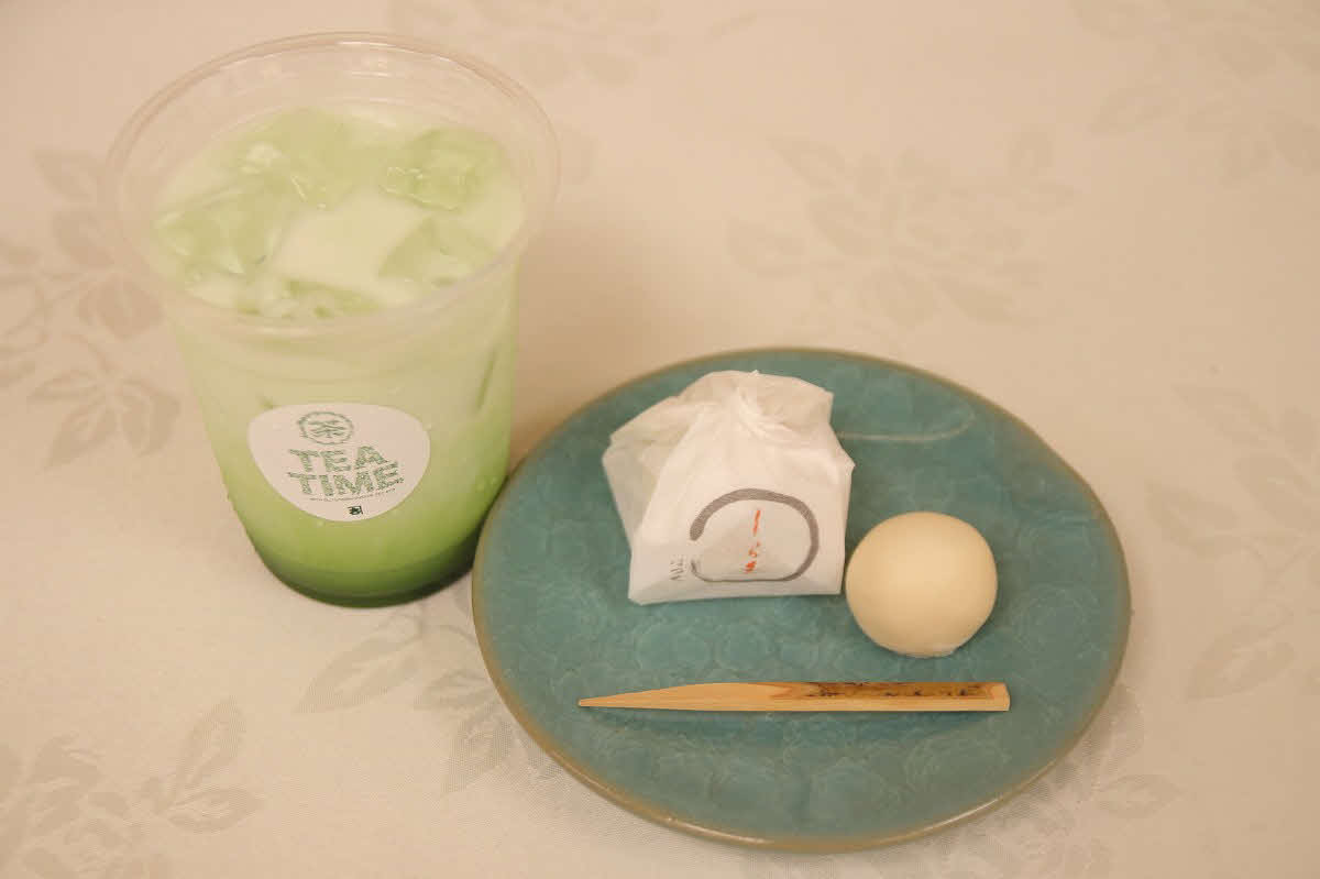 藤井聡太名人の2日目午前のおやつは「しらたま」「ふんわり抹茶ミルク」（日本将棋連盟提供）
