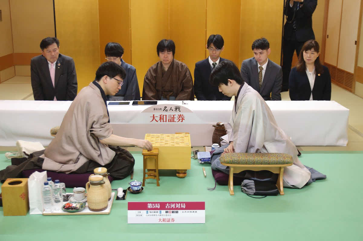 永瀬拓矢九段（左）が藤井聡太名人（右）に挑戦する名人戦第5局は2日目が再開された（日本将棋連盟提供）