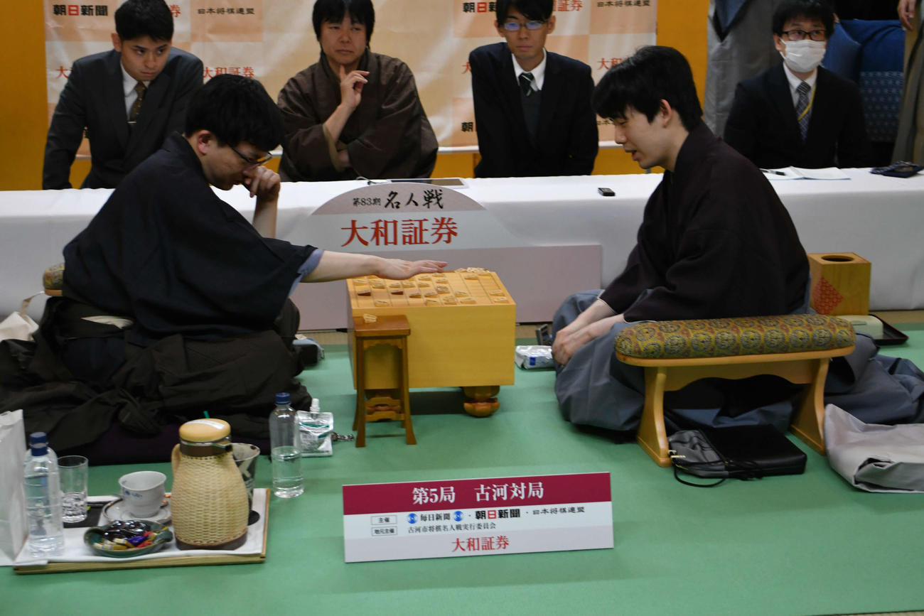 永瀬拓矢九段（左）を4勝1敗で下して名人戦3連覇を達成した藤井聡太名人（右）