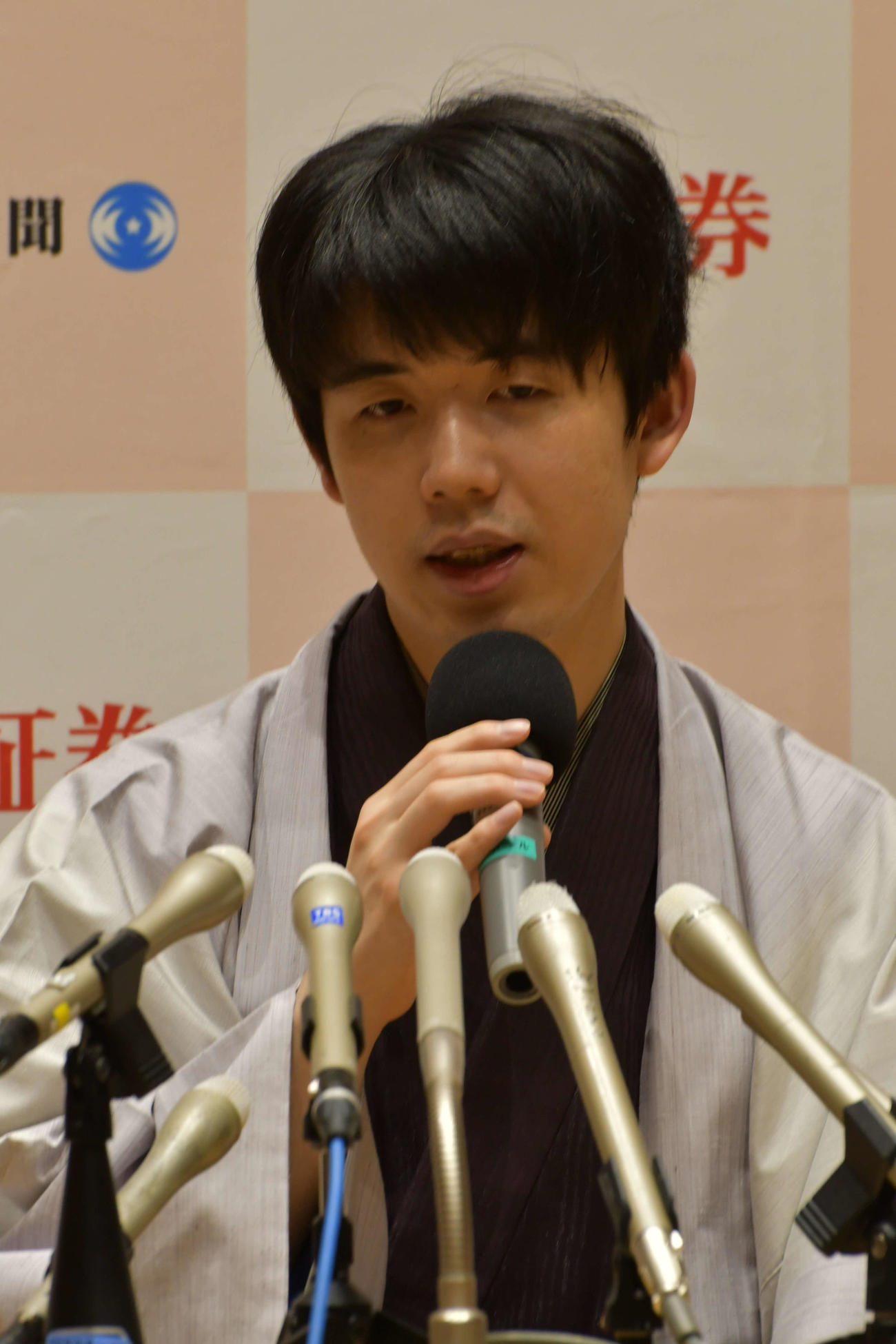 名人戦3連覇を達成して記者会見に応じた藤井聡太名人