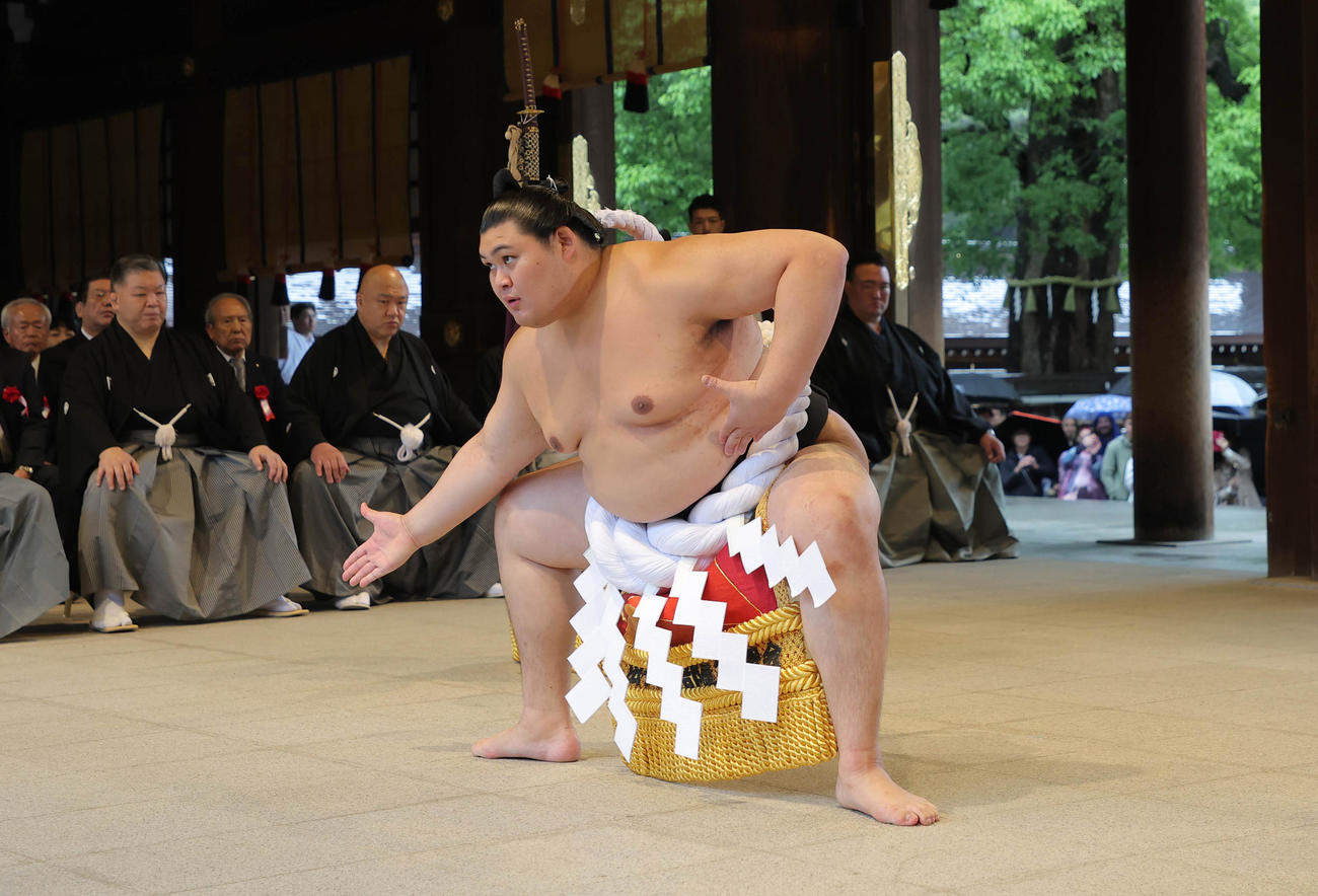 奉納土俵入りをする横綱大の里（代表撮影）