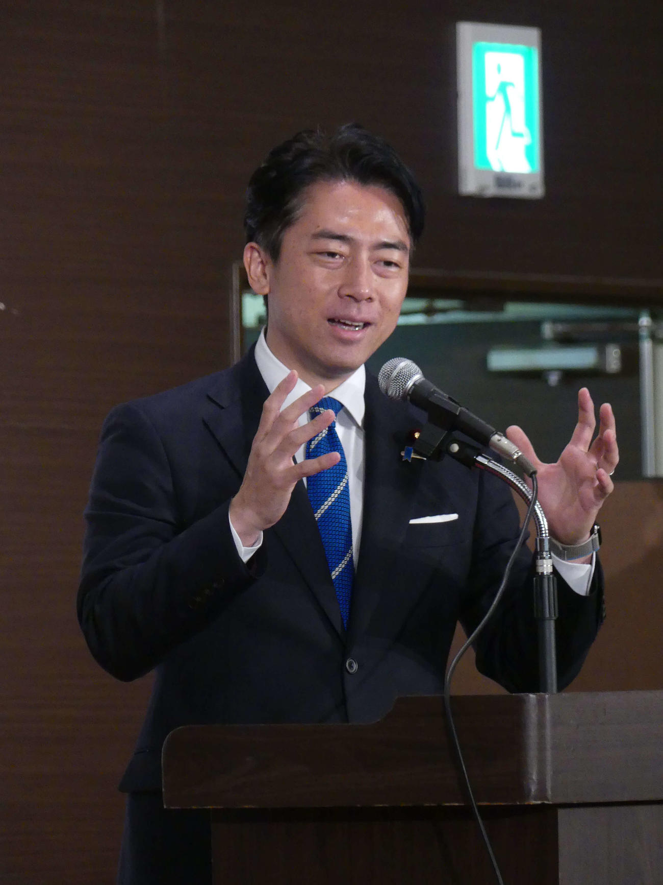 地元の横須賀市で開かれた、上地克明市長の会合であいさつする小泉進次郎農相（撮影・中山知子）