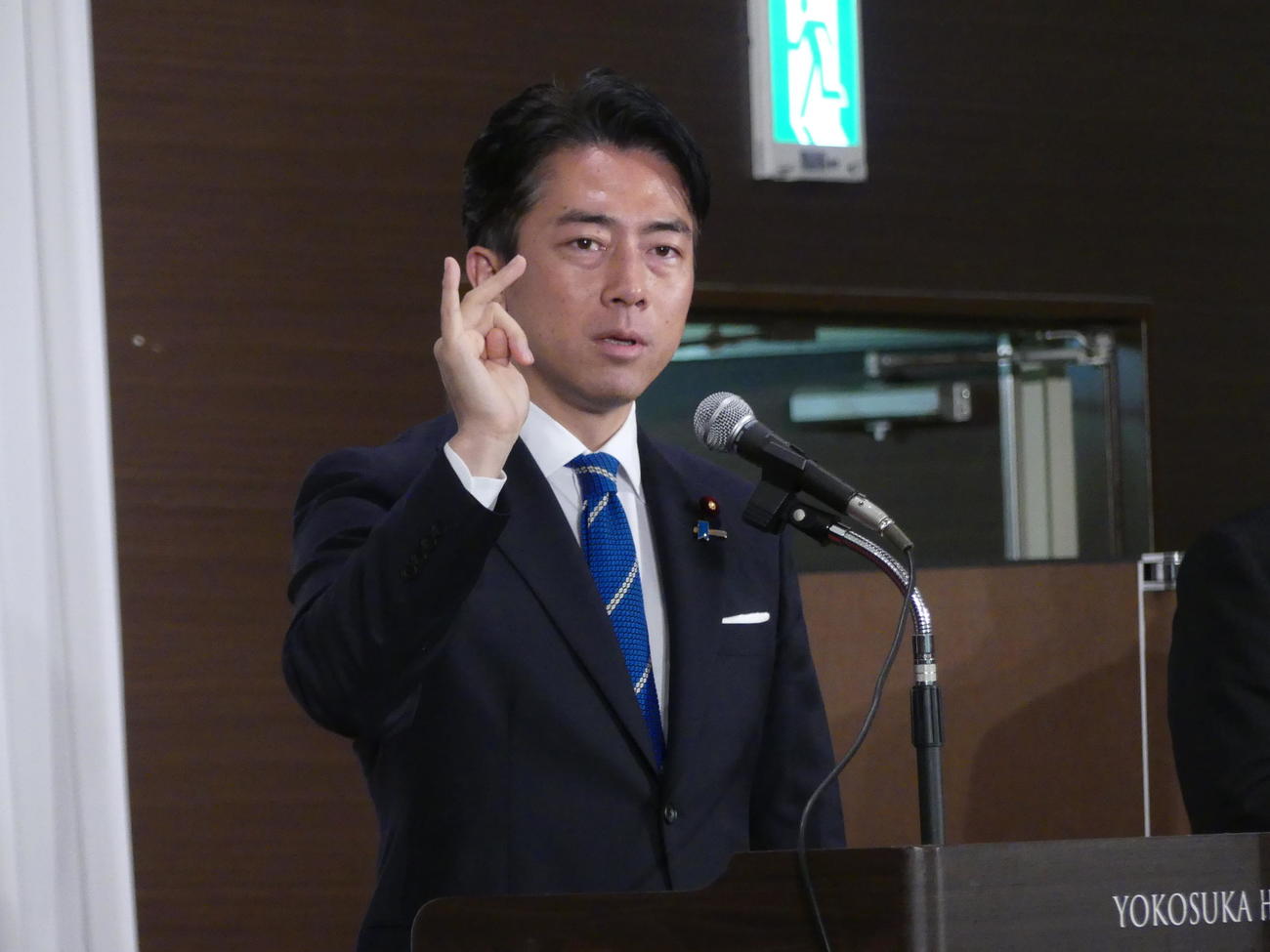 地元横須賀市で開かれた、上地克明市長の会合であいさつする小泉進次郎農相（撮影・中山知子）