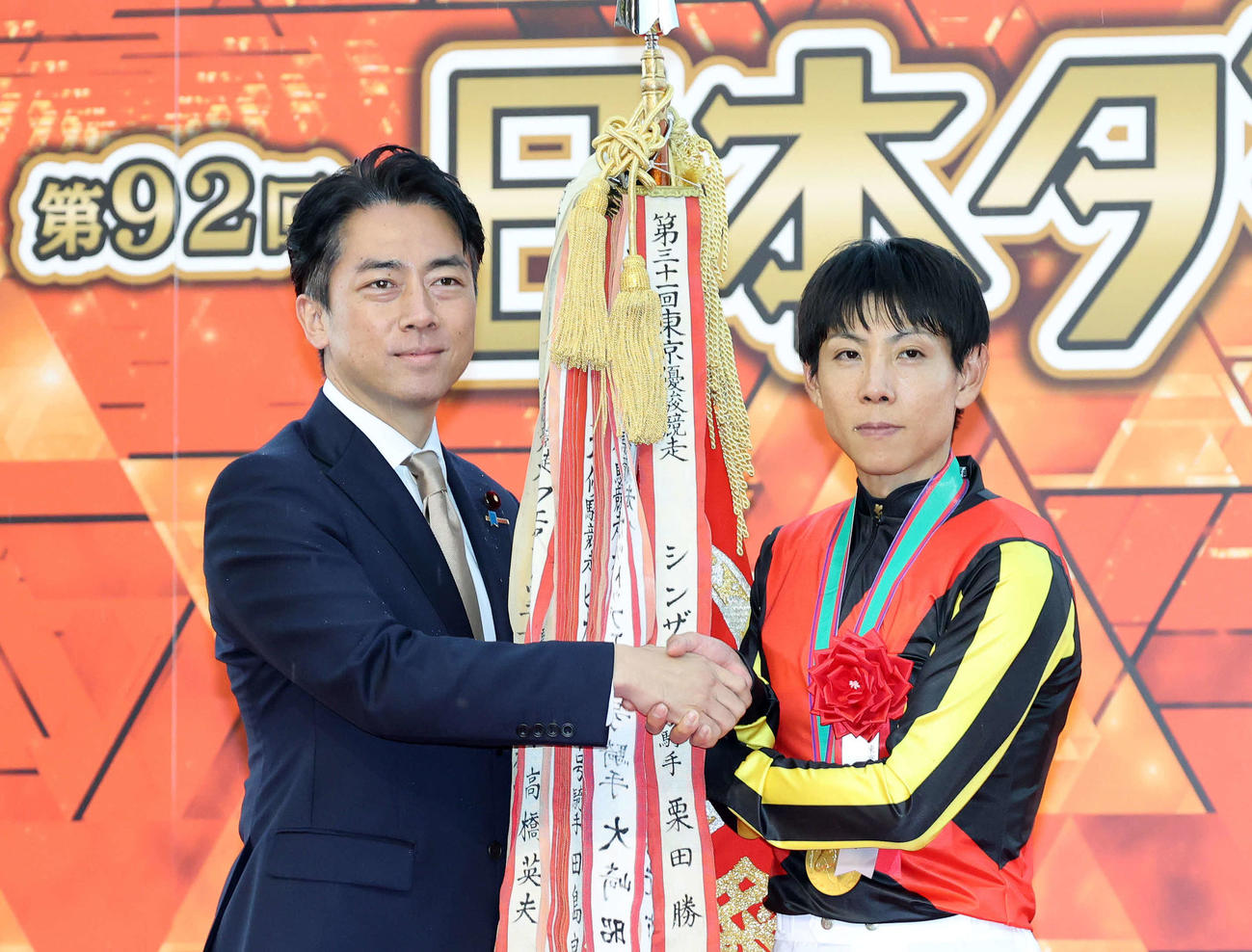 日本ダービーを制し小泉農相（左）と握手する北村騎手（撮影・鈴木正人）