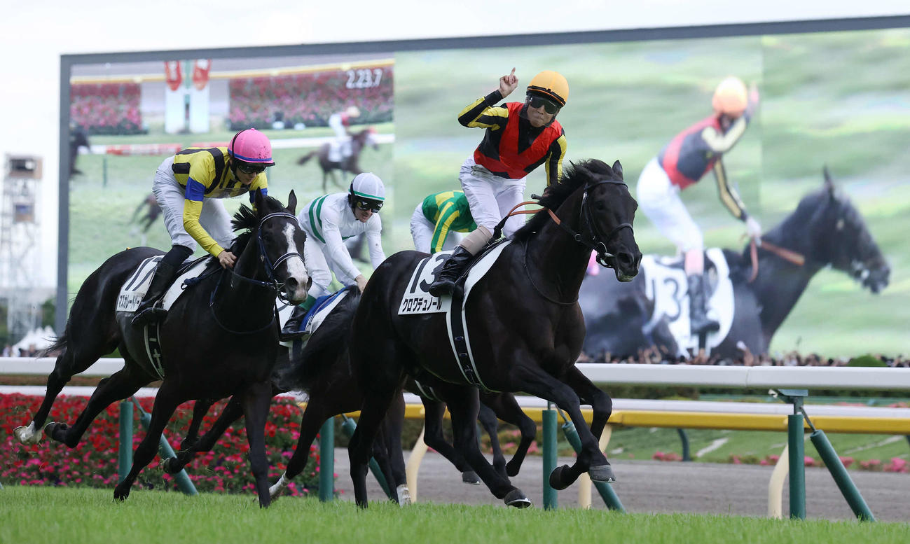 日本ダービーを制したクロワデュノールと北村友騎手。左は2着マスカレードボール（撮影・丹羽敏通）