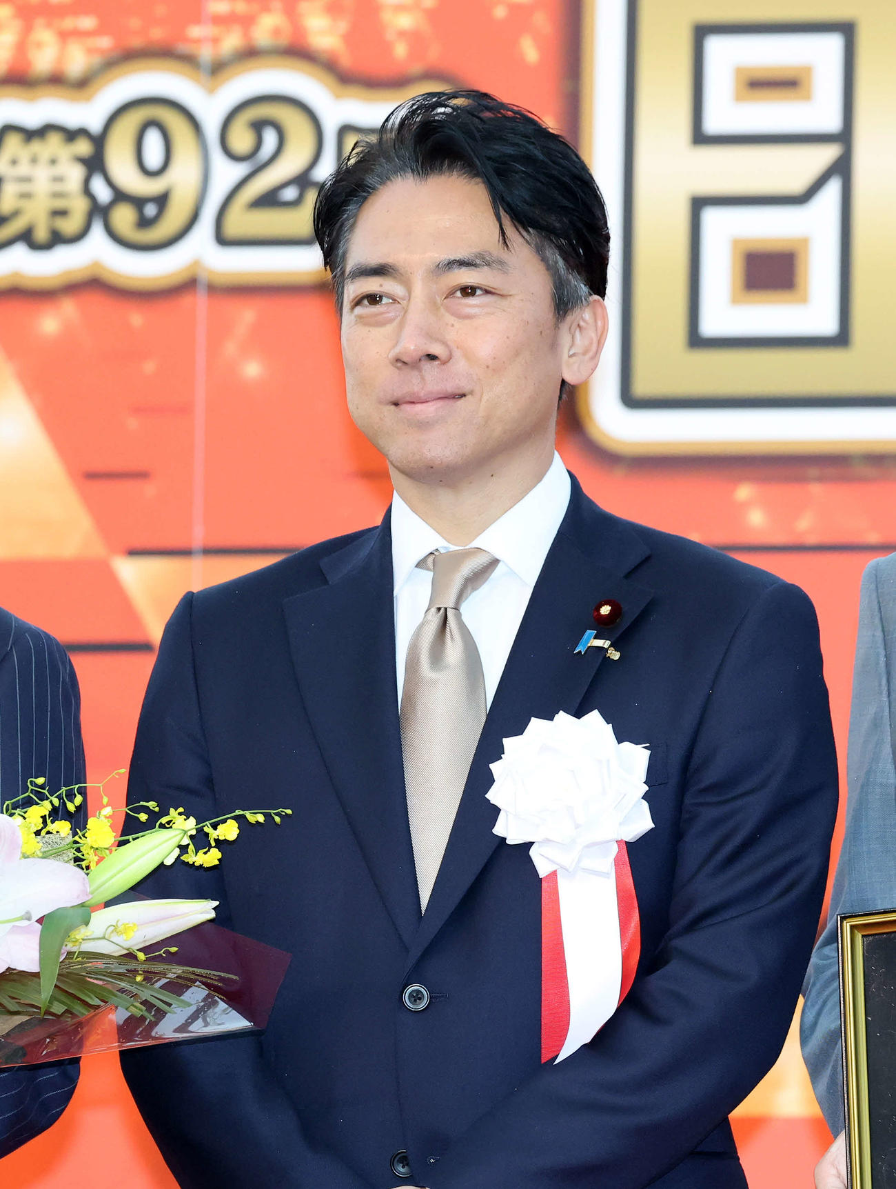 日本ダービーの表彰式に出席した小泉農相（撮影・鈴木正人）