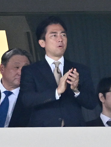 東京11R、日本ダービーのの観戦に訪れた小泉農相（撮影・千葉一成）