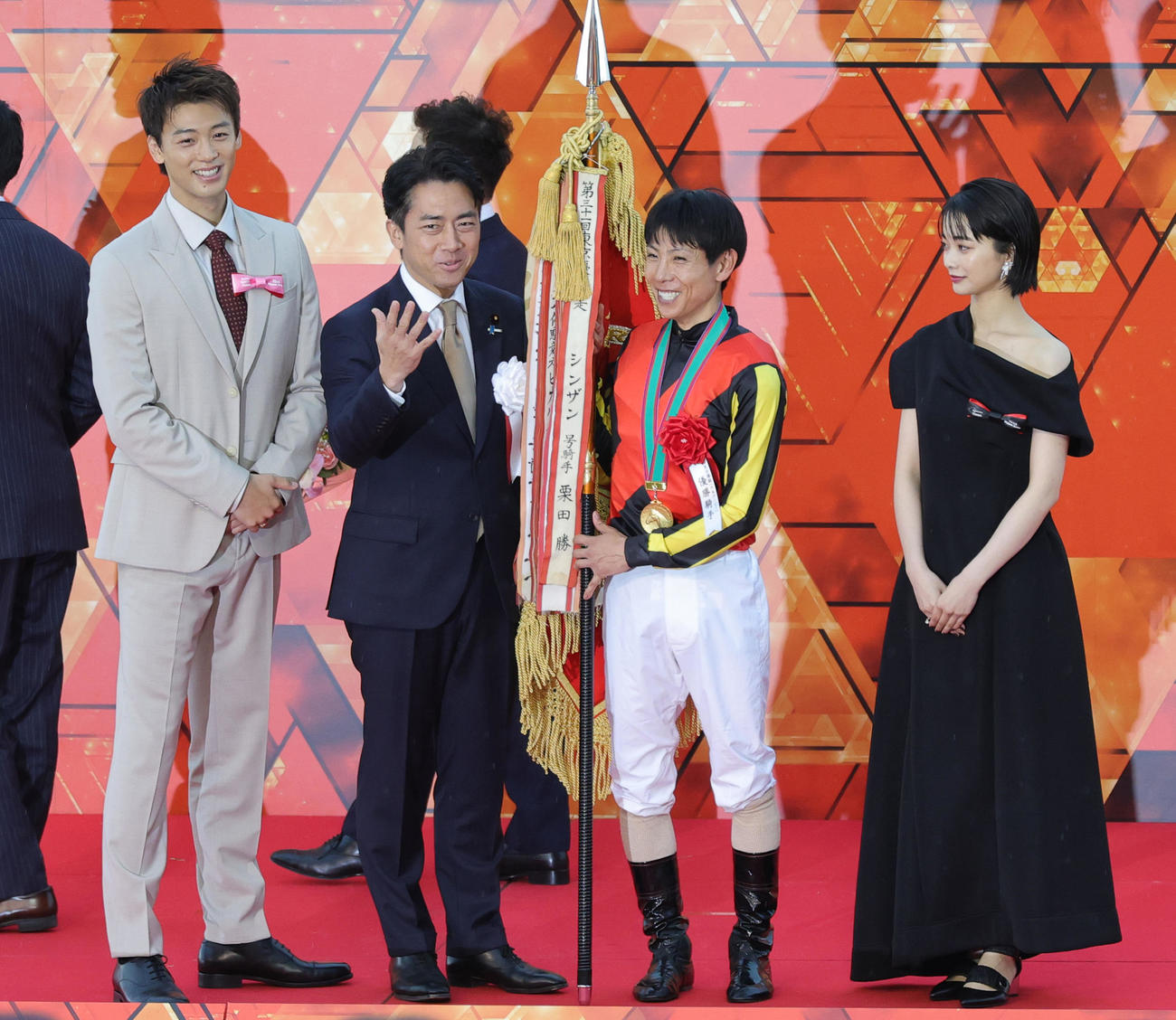 記念写真に納まる、竹内涼真、小泉農水大臣、クロワデュノールでダービーを制した北村騎手、見上愛