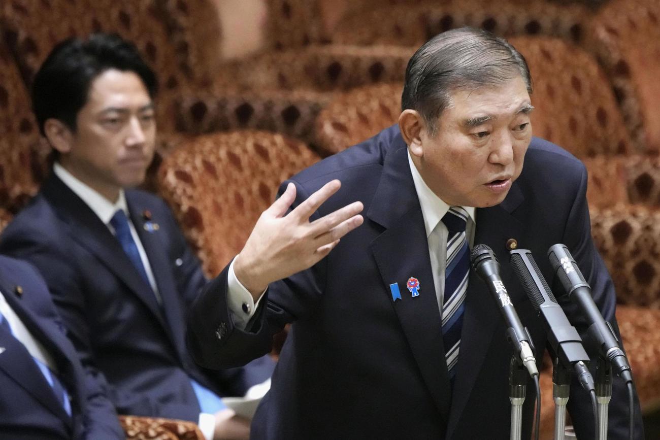 参院予算委の集中審議で答弁する石破首相。左は小泉農相（共同）