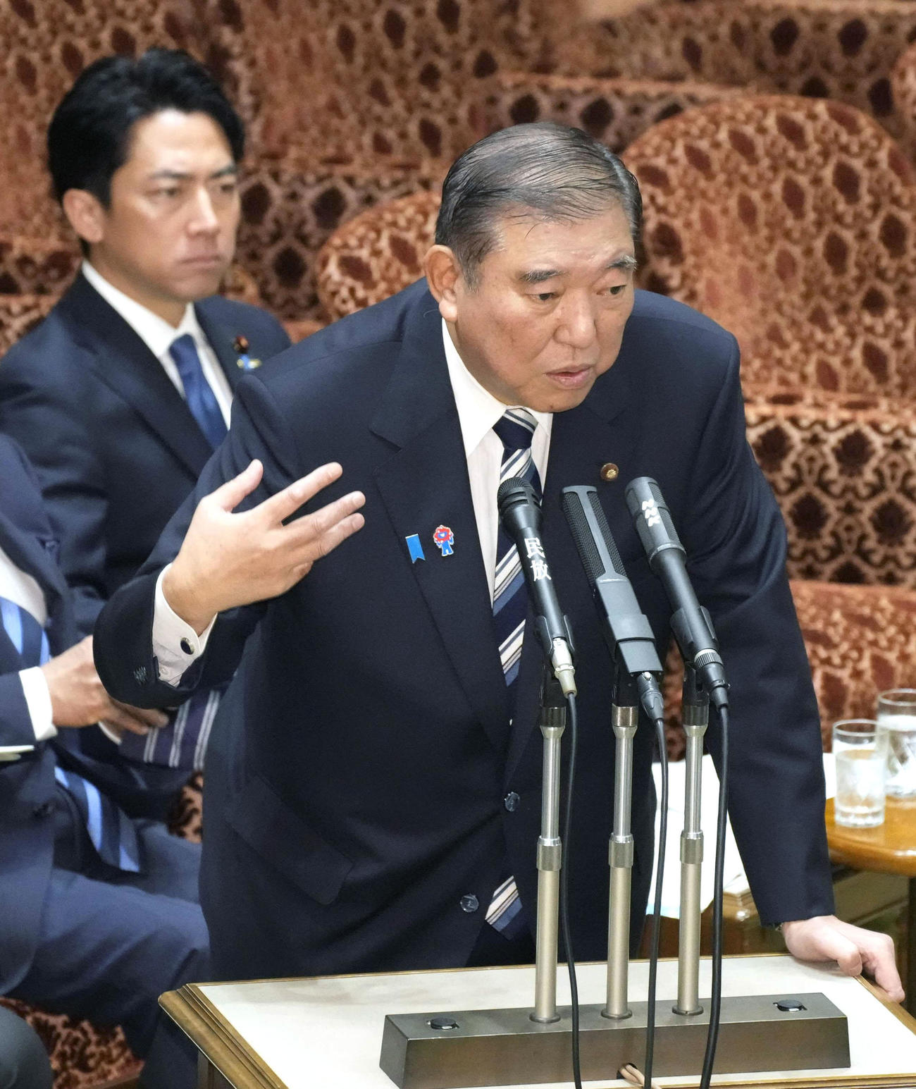 参院予算委の集中審議で答弁する石破首相。左は小泉農相＝2日午前（共同）
