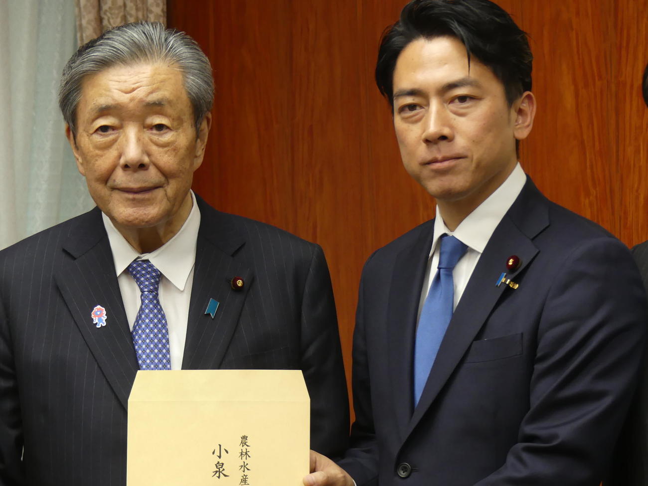 小泉進次郎農相（右）に申し入れを行った自民党の森山裕幹事長（撮影・中山知子）