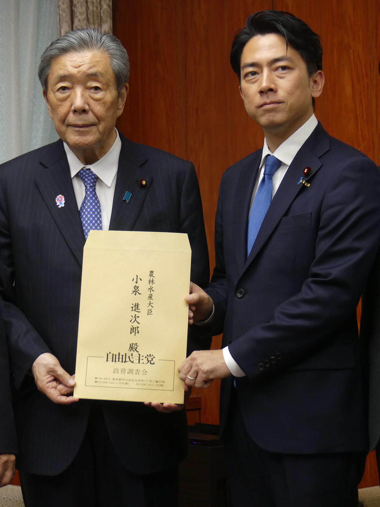 申し入れに訪れた自民党の森山裕幹事長（左）と小泉進次郎農相（撮影・中山知子）