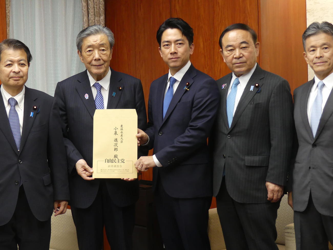 小泉進次郎農相（中央右）に申し入れを行った自民党の森山裕幹事長（左から2人目）ら（撮影・中山知子）