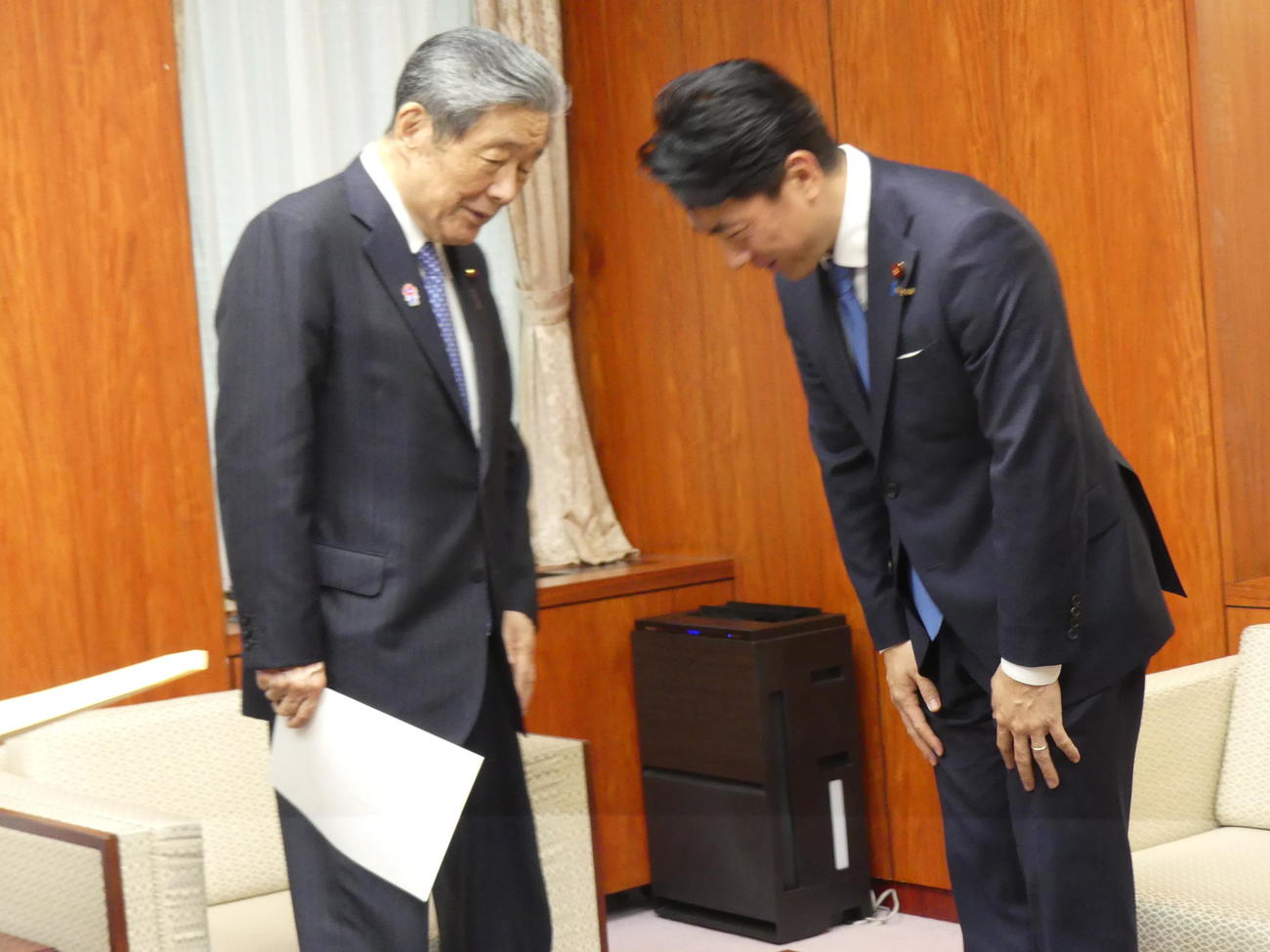 申し入れに訪れた自民党の森山裕幹事長（左）を迎える小泉進次郎農相（撮影・中山知子）