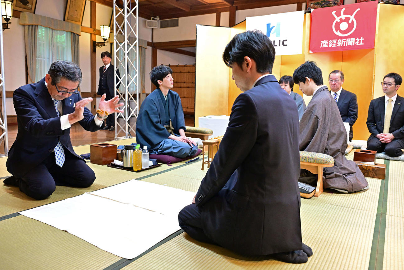 棋聖戦第1局の振り駒を行った東武鉄道の都筑豊社長（左、日本将棋連盟提供）
