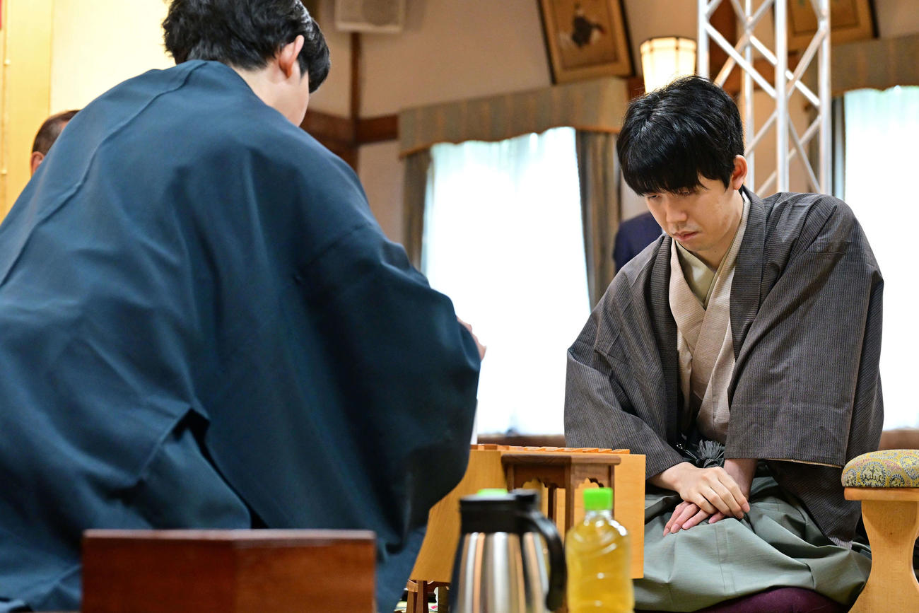 6連覇を目指して杉本和陽六段の挑戦を受ける藤井聡太棋聖（日本将棋連盟提供）