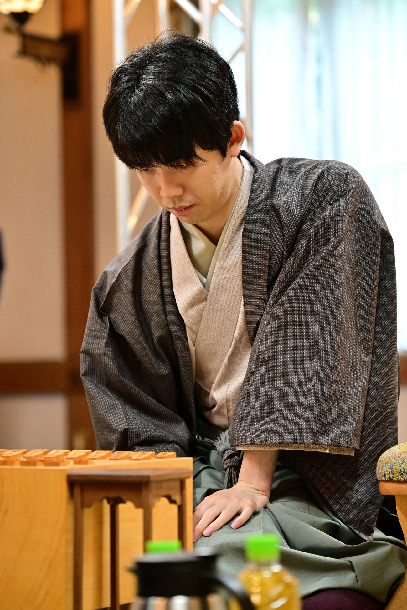 6連覇を目指して杉本和陽六段の挑戦を受ける藤井聡太棋聖（日本将棋連盟提供）