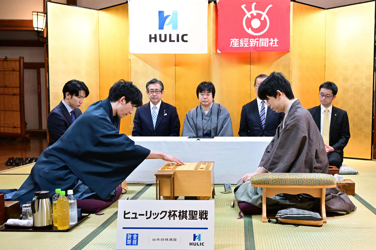 棋聖戦第1局は挑戦者の杉本和陽六段（左）の先手でスタート（右は藤井聡太棋聖、日本将棋連盟提供）