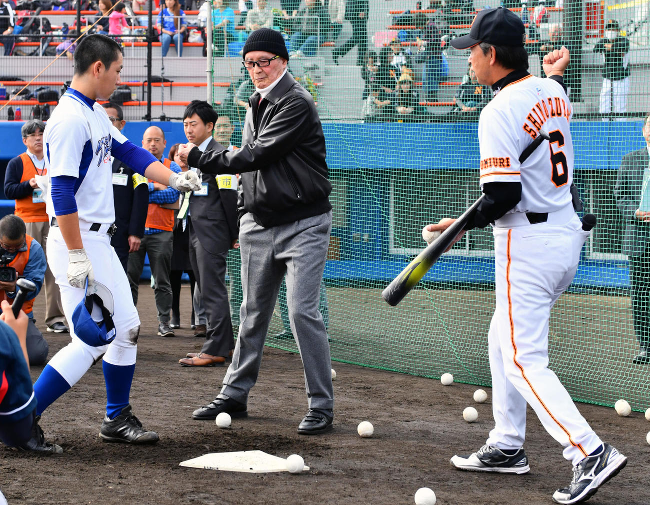 17年11月、佐倉市長嶋茂雄少年野球教室　篠塚氏と一緒に打撃指導する長嶋茂雄氏