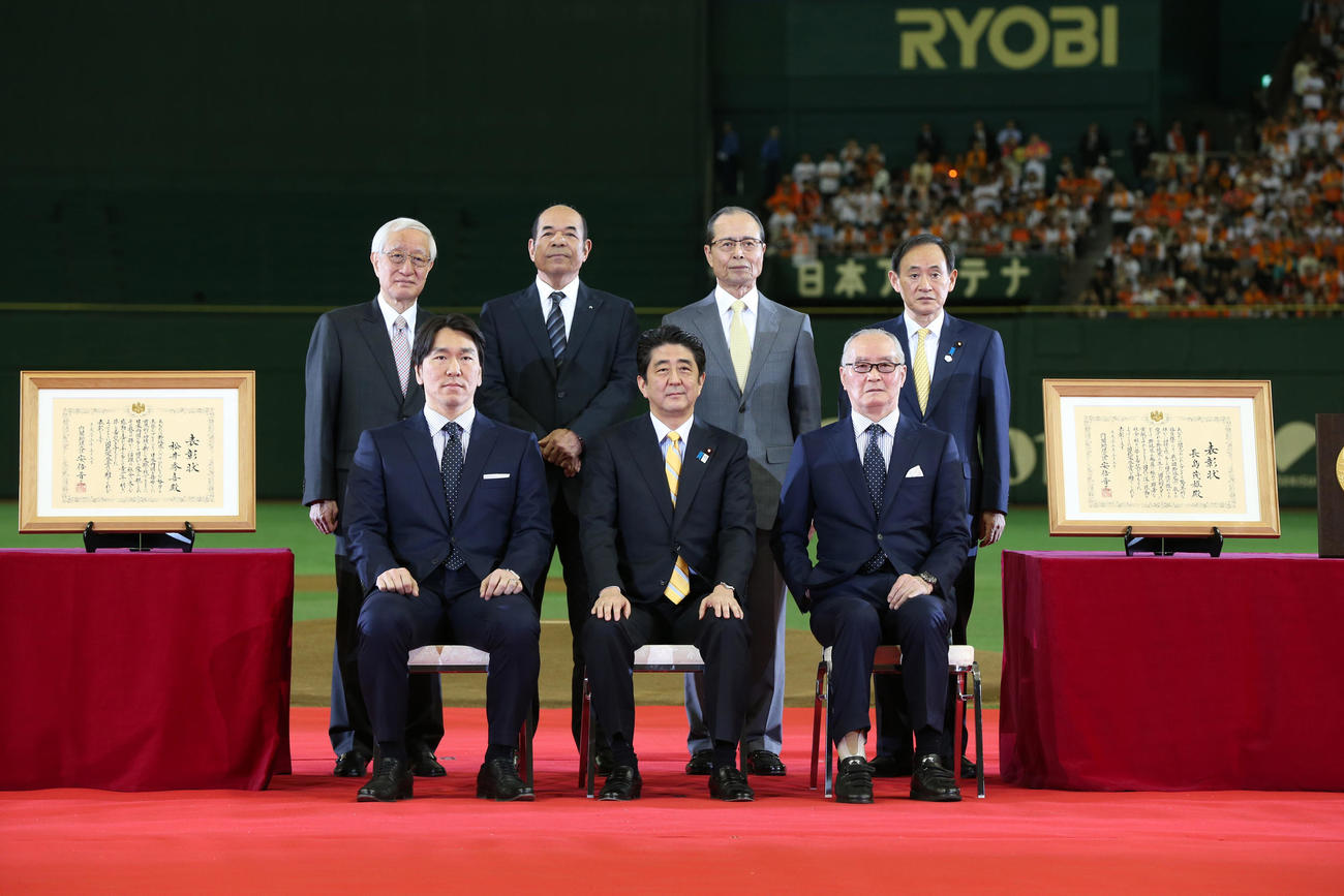 記念撮影する（前列左から）松井秀喜氏、安倍晋三首相、長嶋茂雄氏（後列左から）NPB・加藤良三コミッショナー、衣笠祥雄氏、王貞治氏、菅義偉官房長官＝2013年5月5日　代表撮影