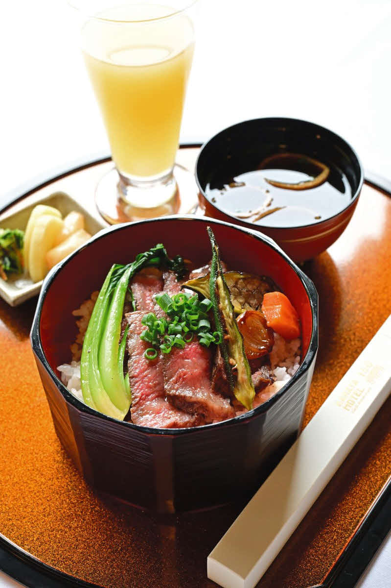 杉本和陽六段のランチは「『とちぎ霜降高原牛』ロース肉と季節野菜のステーキ丼、味噌汁」「金谷りんごジュース」（日本将棋連盟提供）