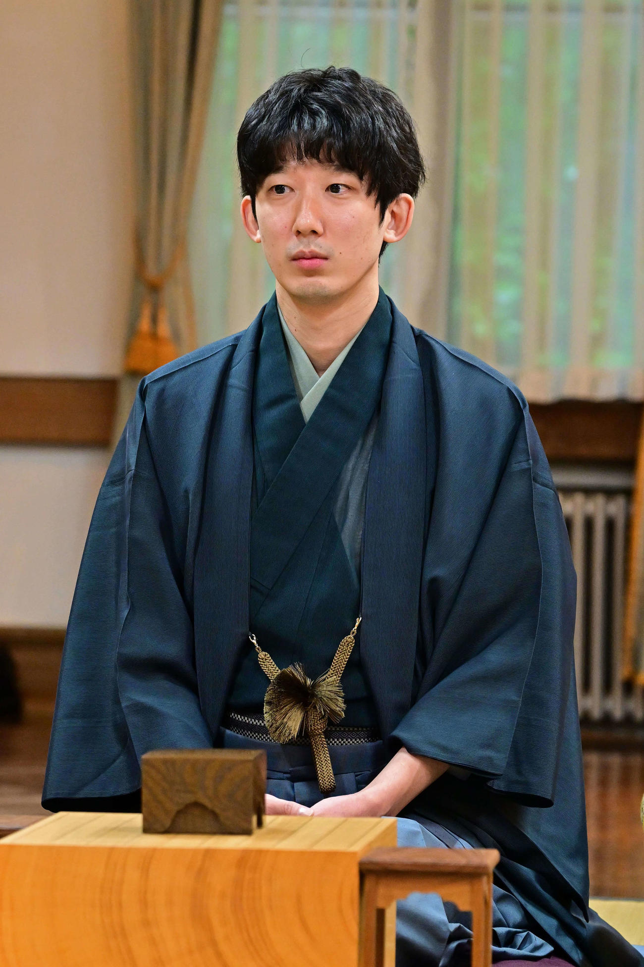 初めて登場するタイトル戦で師匠の故米長邦雄九段の和服で臨む杉本和陽六段（日本将棋連盟提供）