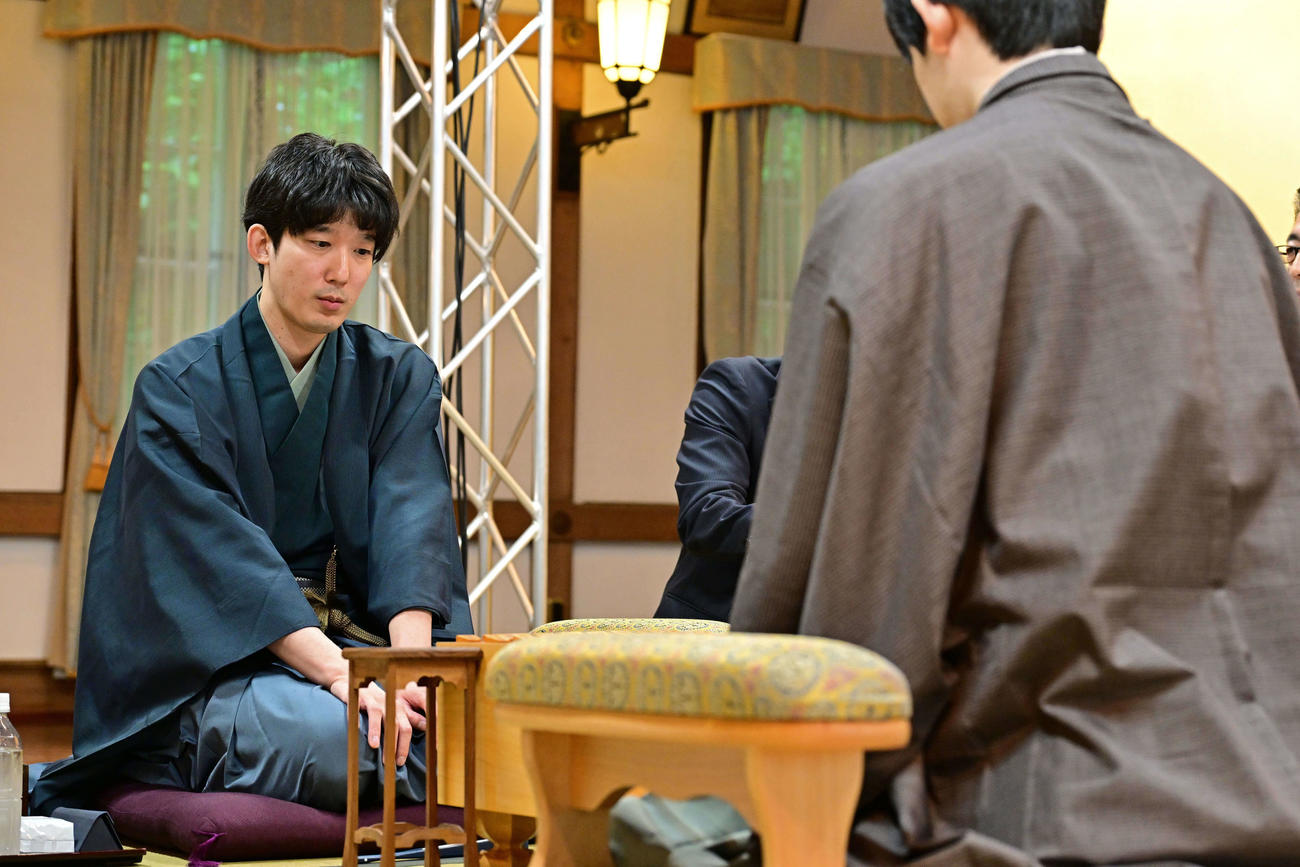 初めて登場するタイトル戦で師匠の故米長邦雄九段の和服で臨む杉本和陽六段（左、日本将棋連盟提供）