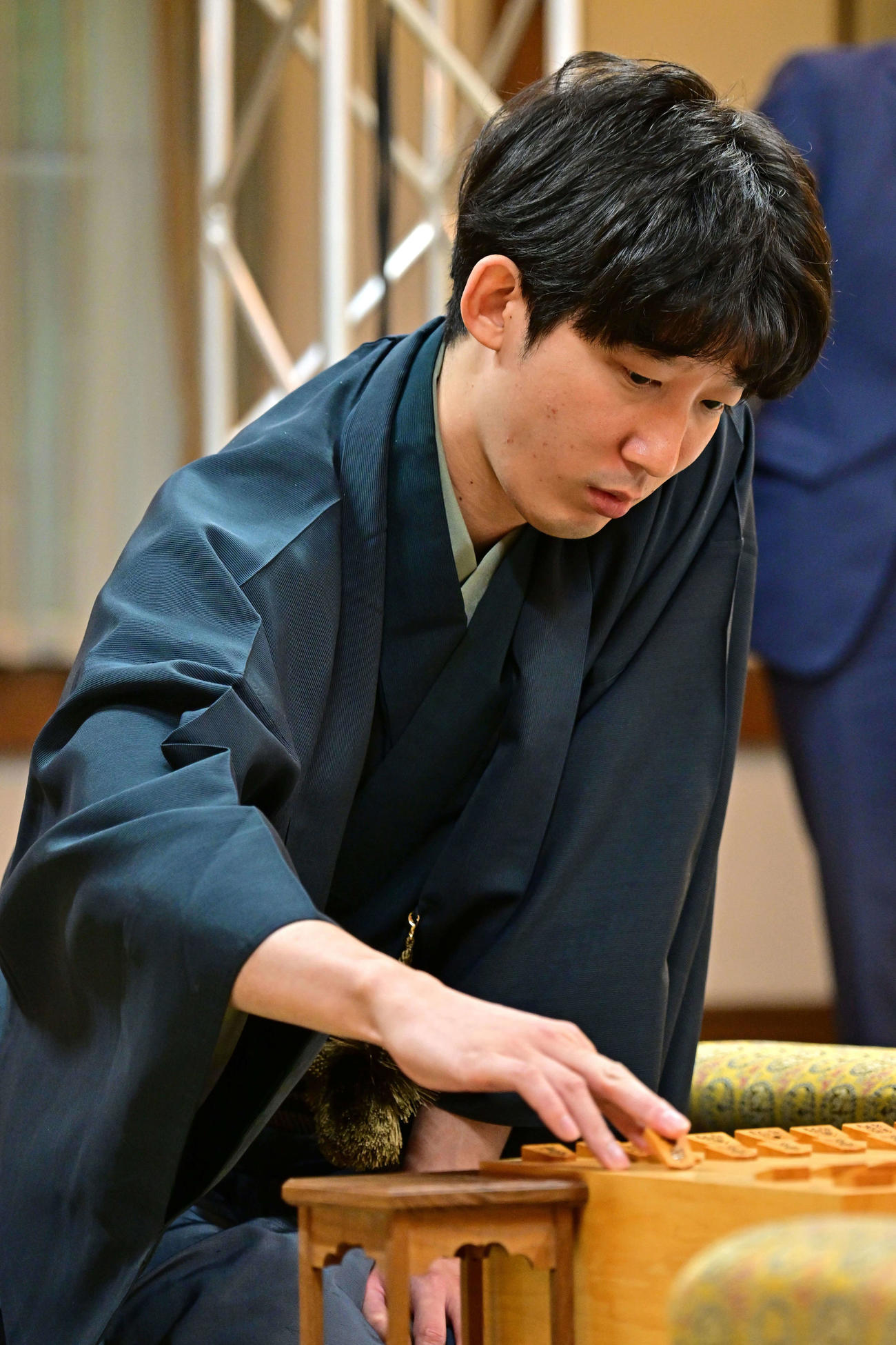 初登場となったタイトル戦の初手を指す先手の杉本和陽六段（日本将棋連盟提供）