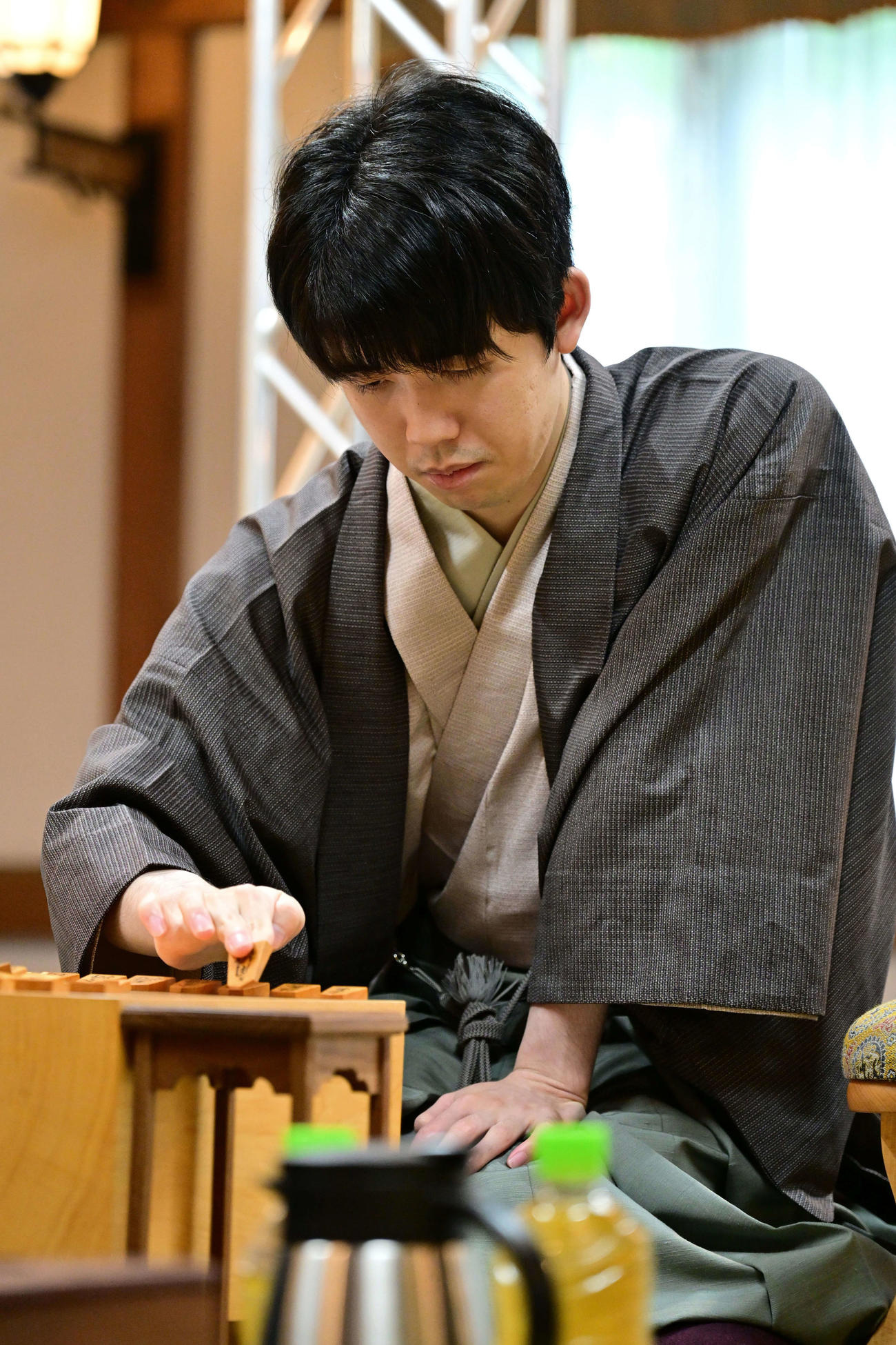 6連覇を目指して杉本和陽六段の挑戦を受ける藤井聡太棋聖（日本将棋連盟提供）