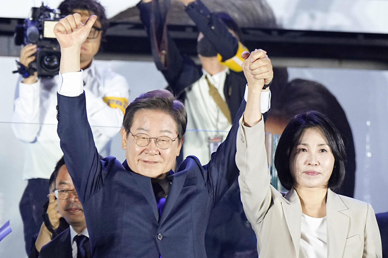 韓国大統領選で当選を確実にし、支持者の前で両手を上げる「共に民主党」の李在明前代表（共同）