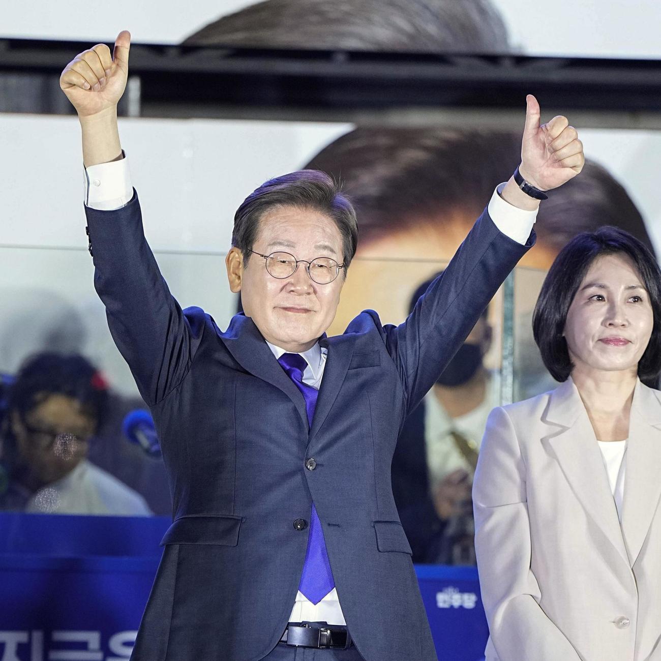 韓国大統領選で当選を確実にし、支持者の前で両手を上げる「共に民主党」の李在明前代表（共同）